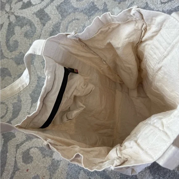 Apple embroidered tan tote with zippers - Picture 3 of 3